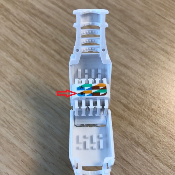 Como inserir cabos no conector