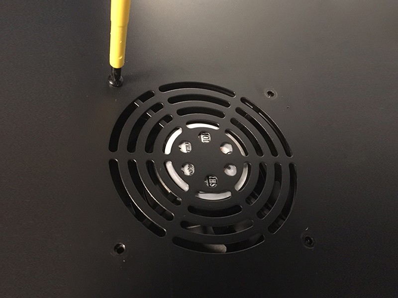 Enrosque a unidade do ventilador ao mesmo tempo.